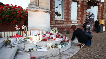 Gedenken in Saint-Etienne-du-Rouvray nach dem Anschlag und dem Mord an einem Priester 