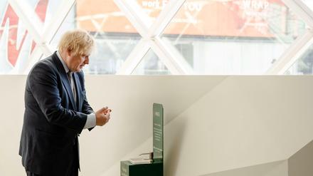 Sicherheit geht inzwischen vor. Der britische Premier Johnson vor einem Desinfektionsmittel-Spender eines Kaufhauses in London.