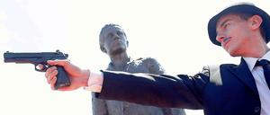 Spektakel zum Jahrestag. Eine Freilichtaufführung soll in Sarajewo an das Attentat des serbischen Nationalisten Gavrilo Princip erinnern. Die Szene zeigt einen Schauspieler in der Rolle des Attentäters vor einer Statue des Attentäters. 