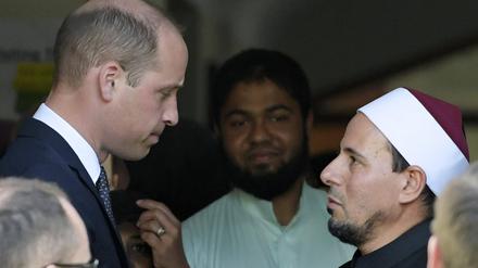 Prinz William, Herzog von Cambridge, spricht mit Imam Gamel Fouda während eines Besuchs in der Al-Noor-Moschee. 