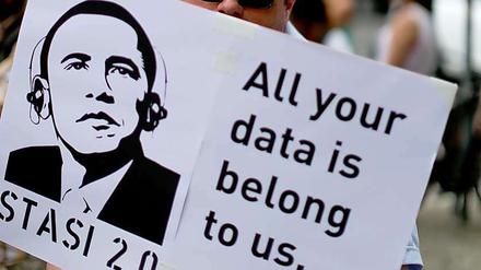 Mit Plakaten protestierten Demonstranten am Dienstag am Checkpoint Charlie in Berlin gegen das US-amerikanische Internetüberwachungsprogram der NSA Prism.