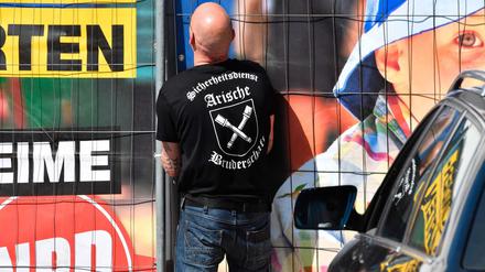 Ein Sicherheitsmann des Festivals „Schild &amp; Schwert“ mit dem umstrittenen T-Shirt-Symbol. 