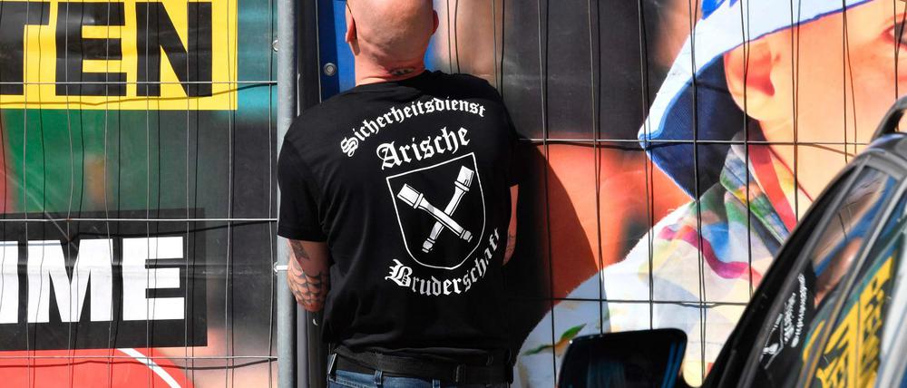 Ein Sicherheitsmann des Festivals „Schild &amp; Schwert“ mit dem umstrittenen T-Shirt-Symbol. 