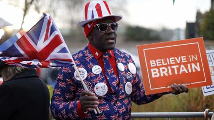 Ein Unterstützer des Brexit demonstriert vor dem Parlamentsgebäude in London. 