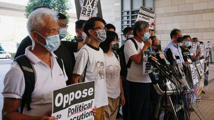 Demokratie-Aktivisten, darunter Lee Cheuk-yan, vor ihrem Gerichtsprozess.