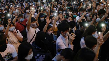 Prodemokratische Demonstranten in Hongkong erinnern an den Beginn der Proteste gegen Chinas Auslieferungsgesetz vor einem Jahr.