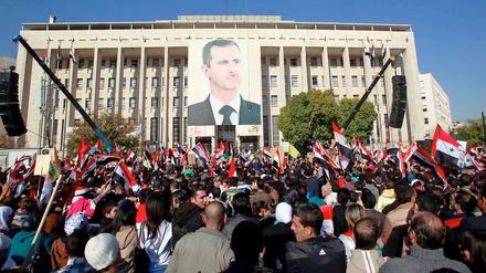 Pro-Assad Demonstration in Damaskus. Die Arabische Liga und die Türkei haben mit Wirtschaftssanktionen auf die anhaltende Gewalt in Syrien reagiert.