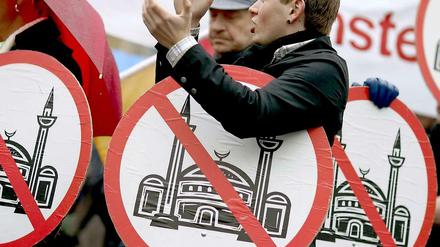 Stimmungsmache gegen Moscheen. Protestaktion der rechtsradikalen Organisation "Pro Köln" im November 2009