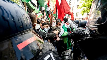 Bei der israelfeindlichen Demonstration im Mai in Neukölln kam es auch zu Angriffen gegen die Polizei.