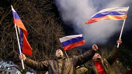 Ein Bild, das Putin braucht: Pro-russische Aktivisten feiern in der von Separatisten kontrollierten ukrainischen Stadt Donetsk die Unterzeichnung der Unabhängigkeitserklärung.