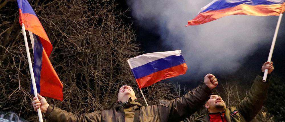 Ein Bild, das Putin braucht: Pro-russische Aktivisten feiern in der von Separatisten kontrollierten ukrainischen Stadt Donetsk die Unterzeichnung der Unabhängigkeitserklärung.