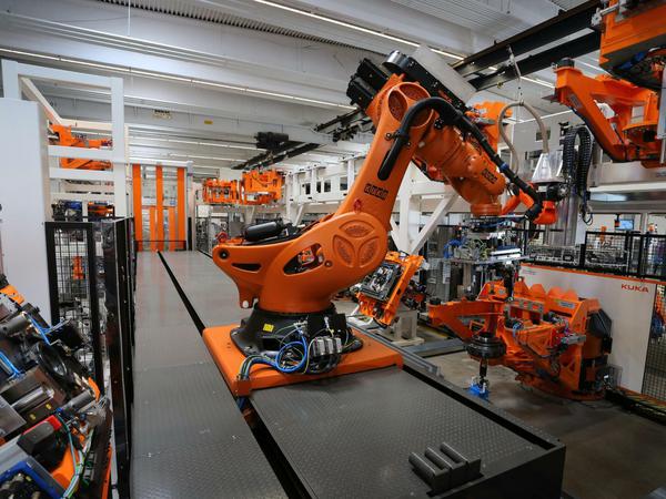 Präzise, nie krank und stark: Roboter als Produktionshelfer wie die Maschinen von Kuka sind längst nicht mehr alles, was die Robotertechnik hergibt. 