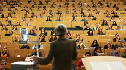 Gleichberechtigung im Hörsaal: Frauen erhalten an deutschen Universitäten jeden zweiten Studienplatz.