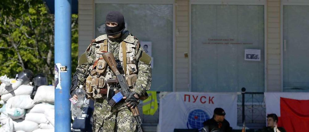 Ein prorussischer Milizionär in der in der von den Separatisten kontrollierten ost-ukrainischen Stadt Salwjansk