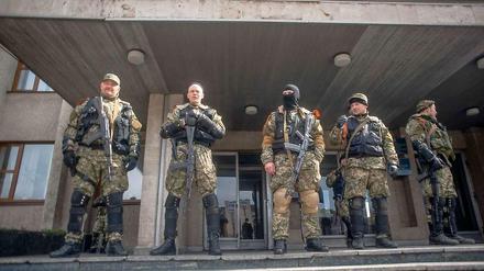 Pro-russische Separatisten vor einer Polizeistation im ostukrainischen Slaviansk.