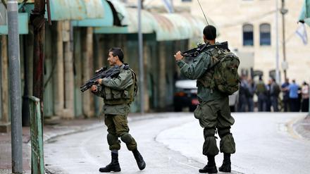 Bei zwei Messerattacken auf israelische Soldaten in Hebron wurden am Donnerstag die Angreifer erschossen.