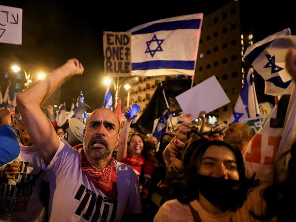 Am Wochenende protestierten wieder Tausende gegen Premier Netanjahu. Sie fordern seinen Rücktritt.