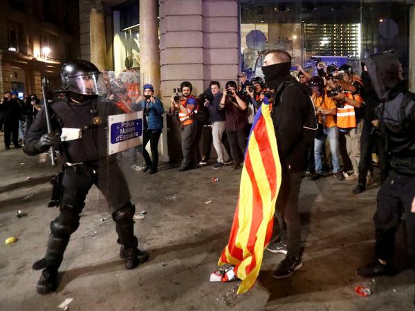 Konfrontation in Barcelona: Demonstranten und die Polizei