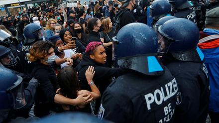 Müssen "People of Colour" auch die deutsche Polizei fürchten? Darüber streitet nun die Politik.
