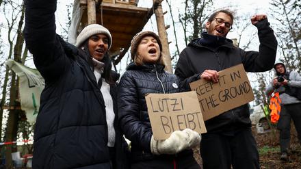 Die schwedische Klimaaktivistin Greta Thunberg hält ein Schild mit der Aufschrift „Lützi bleibt“.