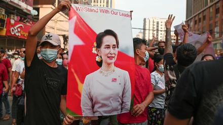 Demonstration für die Freilassung von Aung San Suu Kyi in Yangon (Archivbild vom 6. Februar 2021)