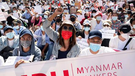 Menschen in Myanmar verlangen die Freilassung der Regierungschefin Aung San Suu Kyi.