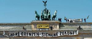 Aktivisten der völkischen "Identitären Bewegung" stehen August 2016 auf dem Brandenburger Tor.