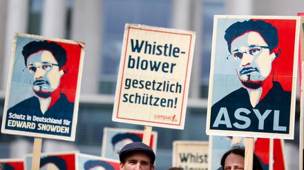 Demokratie-Aktivisten der Organisation Campact demonstrieren für den Ex-US-Geheimdienstler Edward Snowden. 