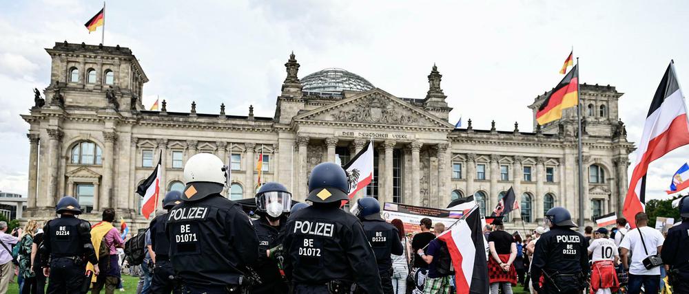 Teilnehmer einer Demonstration gegen die Corona-Maßnahmen mit Reichsflaggen vor dem Bundestag (Archivbild vom 29.8.2020) 