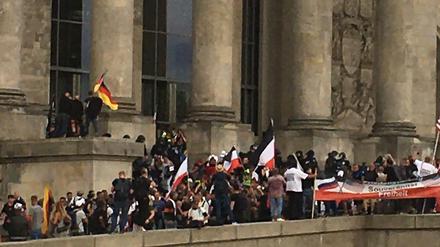 Die Polizei hatte alle Mühe, die Demonstranten vor dem Reichstag abzudrängen.