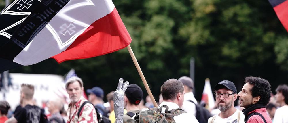 Teilnehmer der Corona-Proteste in Berlin mit einer Reichskriegsflagge