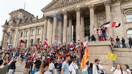 Reichsflaggen vor dem Reichstag. Corona-Demonstranten haben am Samstag die Treppe des Parlaments gestürmt.