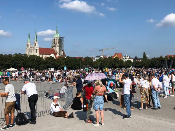 In München war der Demonstration eine juristische Auseinandersetzung um Form und Größe der Veranstaltung vorausgegangen.