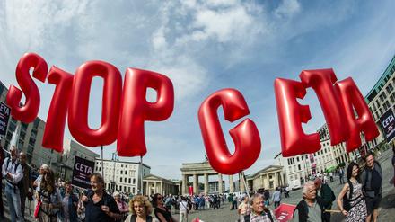 Die Freihandelsabkommen Ceta und TTIP stoßen immer wieder auf Kritik - wie hier bei einer Demo Ende Juni in Berlin.