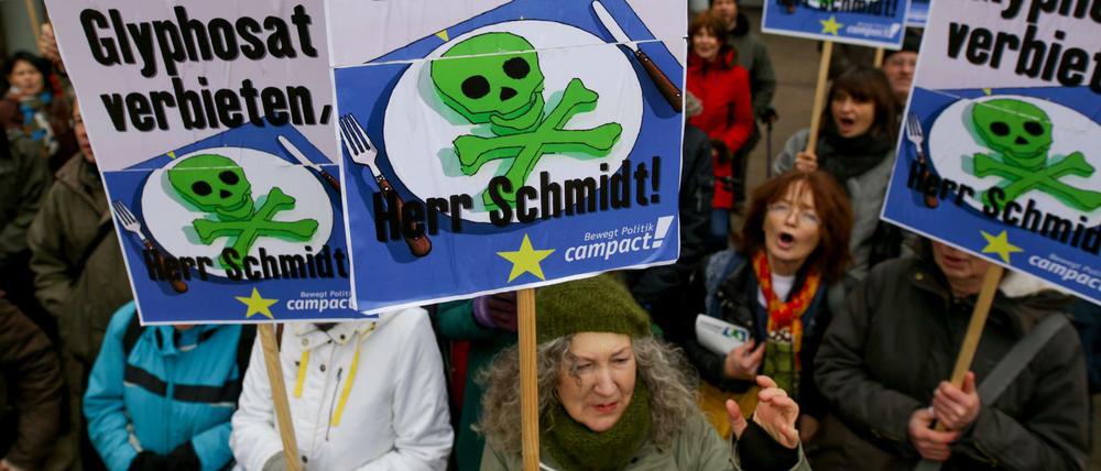 Demonstranten protestieren in Hamburg gegen den Einsatz des Pflanzenschutzmittels Glyphosat.
