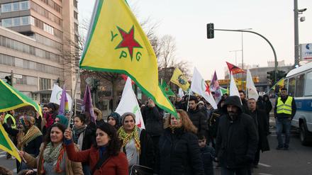 Der Kurden-Konflikt wird auch auf Berlins Straßen thematisiert - wie hier bei einer Demonstration gegen den türkischen Militäreinsatz in Afrin. , die überwiegend von Kurden bewohnt wird, gehen auf der Wilhelmstraße.