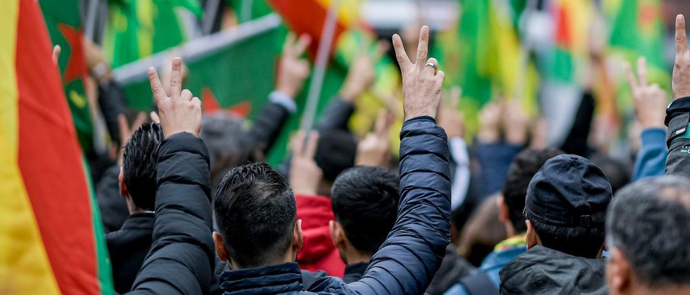 Teilnehmer einer pro-kurdischen Demonstration in Hamburg.