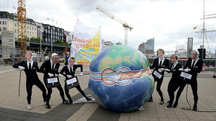 Aktivisten des Netzwerkes "Attac" protestieren am 04.07.2017 in Hamburg gegen den G20-Gipfel.