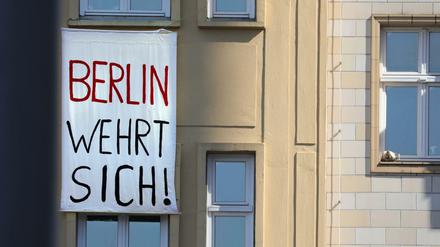 Protest gegen Gentrifizierung an einem Haus an der Berliner Karl-Marx-Alle 