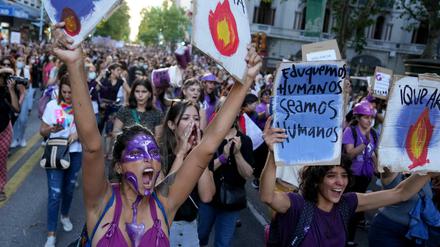 Frauen nehmen an einer Demonstration gegen geschlechtsspezifische Gewalt in der Innenstadt von Montevideo, Uruguay, teil.