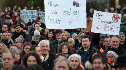 Rund 3000 Menschen nehmen in Zorneding (Bayern) bei einer Kundgebung für den zurückgetretenen Gemeinde-Pfarrer teil.