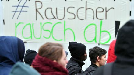 Am Dienstag protestierten Studierende der Universität Leipzig gegen Jura-Professors Thomas Rauscher, der wegen seiner rassistischen Tweets unter Beschuss ist.
