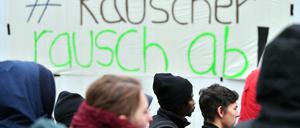 Am Dienstag protestierten Studierende der Universität Leipzig gegen Jura-Professors Thomas Rauscher, der wegen seiner rassistischen Tweets unter Beschuss ist.