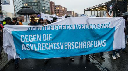 "Gegen die Asylrechtsverschärfung" gingen Flüchtlinge und Deutsche am Tag der Bundestagsentscheidung in Berlin auf die Straße - hier am Potsdamer Platz. 