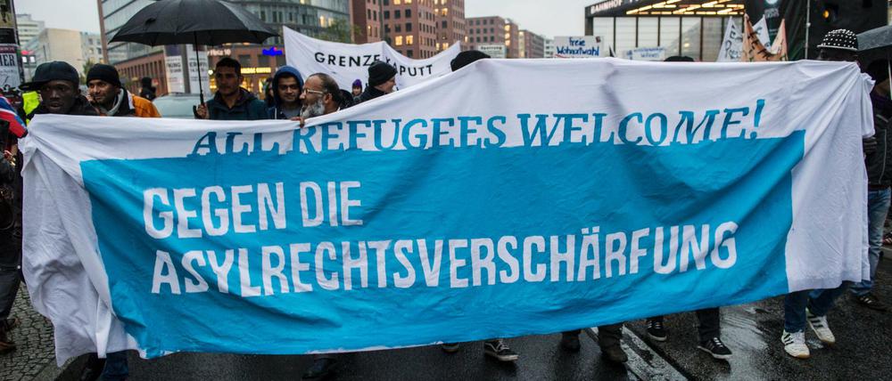 "Gegen die Asylrechtsverschärfung" gingen Flüchtlinge und Deutsche am Tag der Bundestagsentscheidung in Berlin auf die Straße - hier am Potsdamer Platz. 