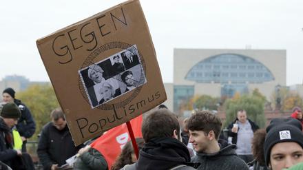 Ein Plakat mit dem Slogan "Gegen Populismus" auf einer Kundgebung vor dem Bundeskanzleramt in Berlin zu sehen.