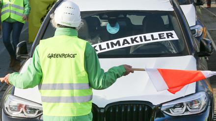 Am Samstag ging es um die Klimabilanz der Geländewagen: Greenpeace-Aktivisten blockierten das Entladen von SUV in Bremerhaven.