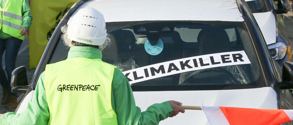 Am Samstag ging es um die Klimabilanz der Geländewagen: Greenpeace-Aktivisten blockierten das Entladen von SUV in Bremerhaven.