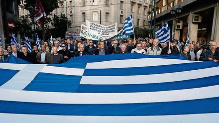 Mit einem Generalstreik und anhaltenden Protesten demonstrieren die Griechen gegen weitere Einschnitte.