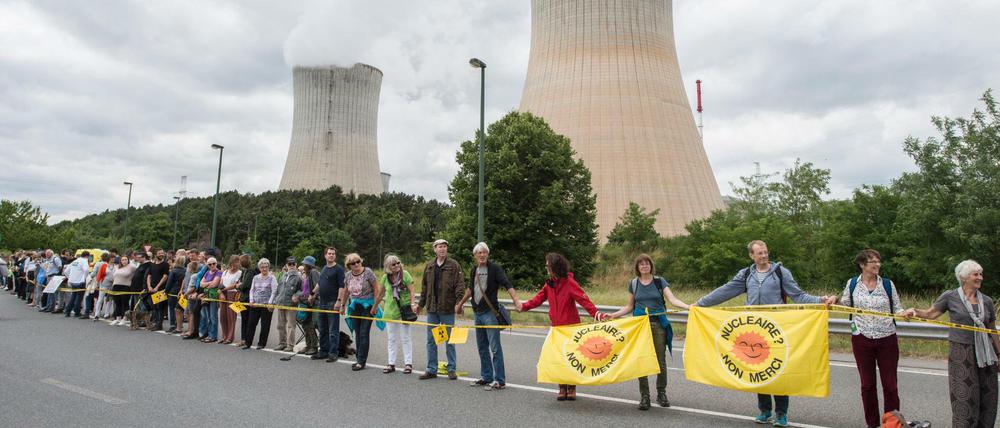 Protest mit dem Namen "Kettenreaktion" vor dem Atomkraftwerk Tihange (Belgien).